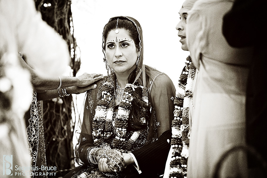 Hindu wedding documenatry style photography of the ceremony