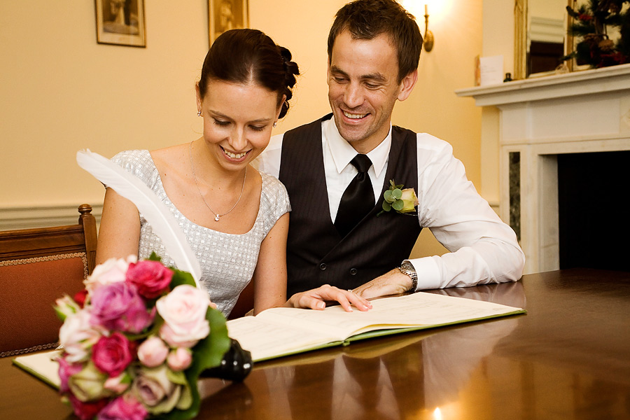 Registry office in Morde, couple signing the register